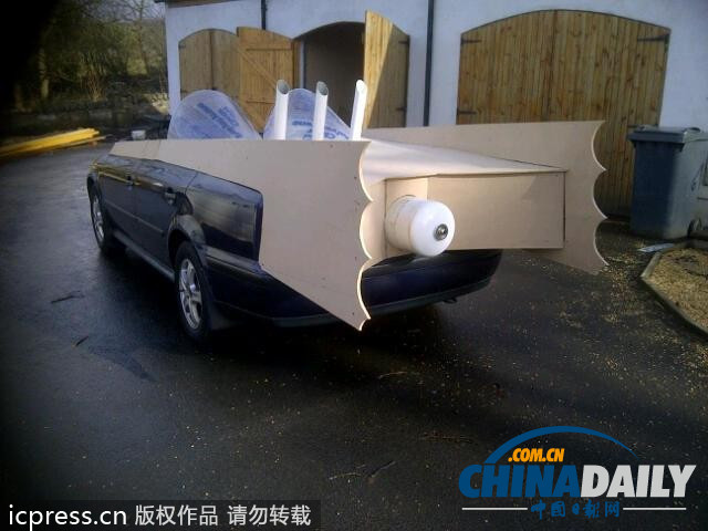 英國(guó)父子共同打造蝙蝠車(chē) 大玩“角色扮演”超拉風(fēng)