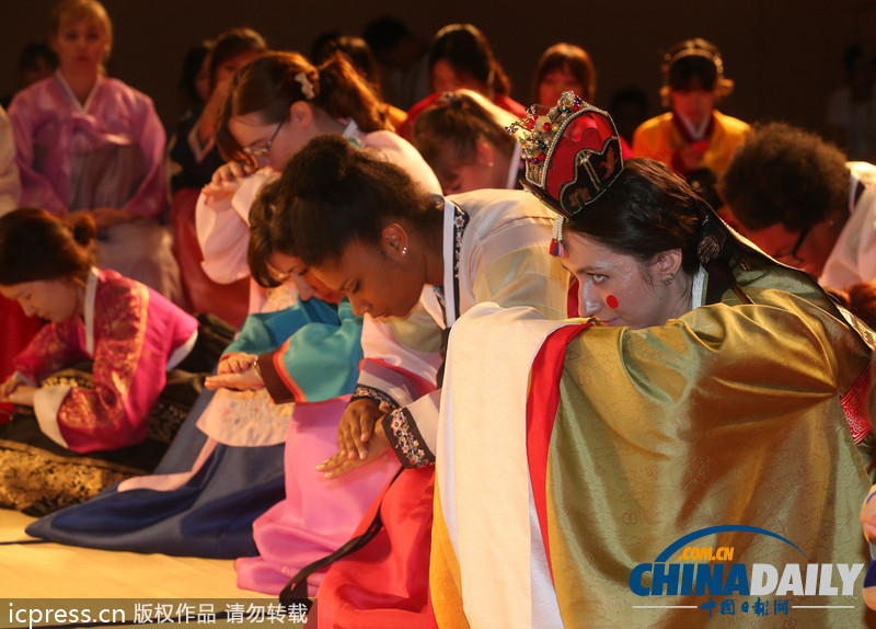 美翻了!韓國(guó)女子大學(xué)留學(xué)生穿韓服學(xué)行禮(高清組圖)