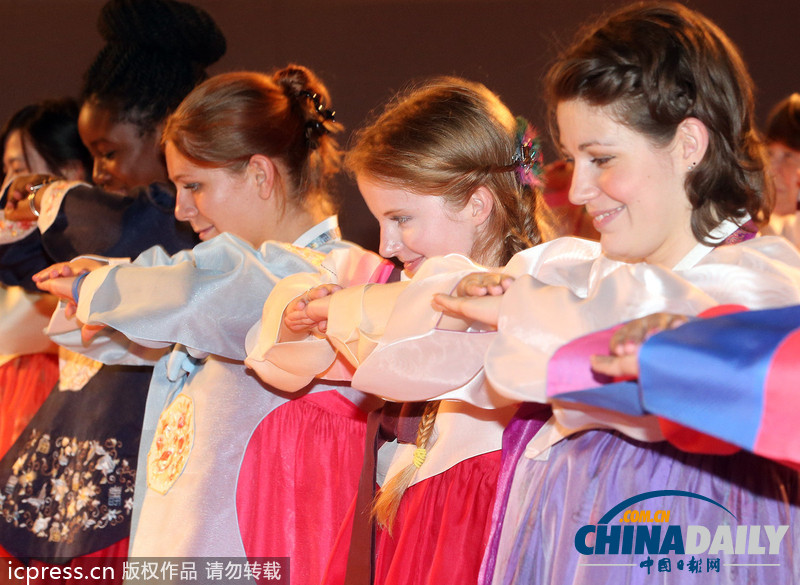 美翻了！韓國女子大學留學生穿韓服學行禮（高清組圖）