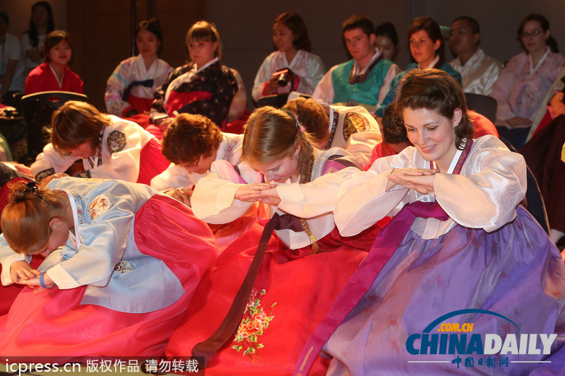 美翻了！韓國女子大學留學生穿韓服學行禮（高清組圖）