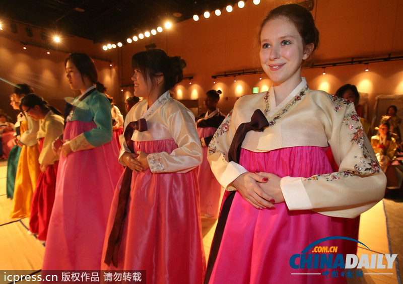美翻了！韓國女子大學留學生穿韓服學行禮（高清組圖）