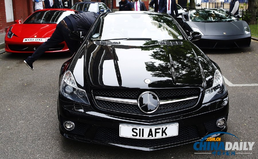 倫敦中學畢業生興起奢侈風 租用超級跑車助興畢業慶典