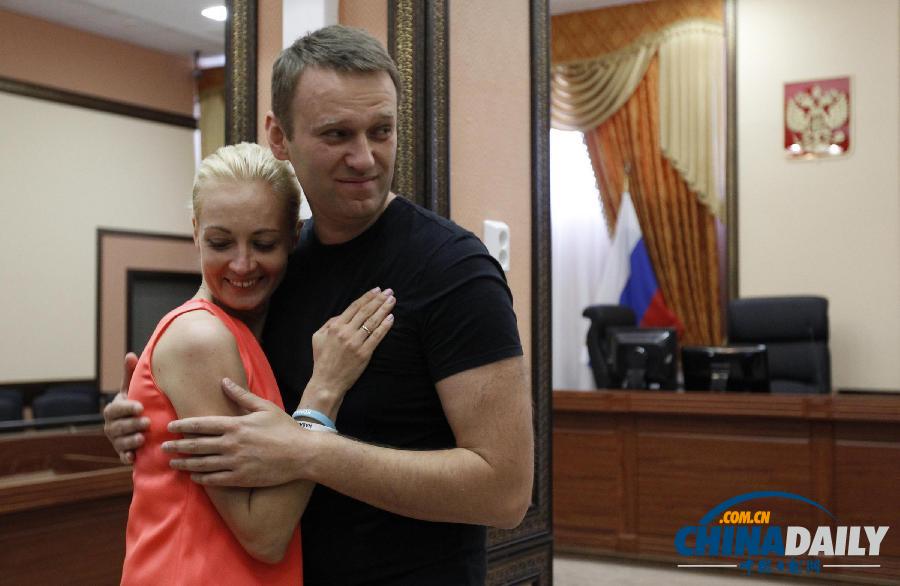 俄反對黨領袖暫時獲釋 心情輕松吃煎餅（高清圖）