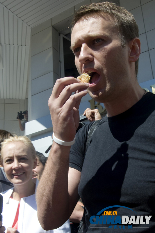 俄反對(duì)黨領(lǐng)袖暫時(shí)獲釋 心情輕松吃煎餅（高清圖）