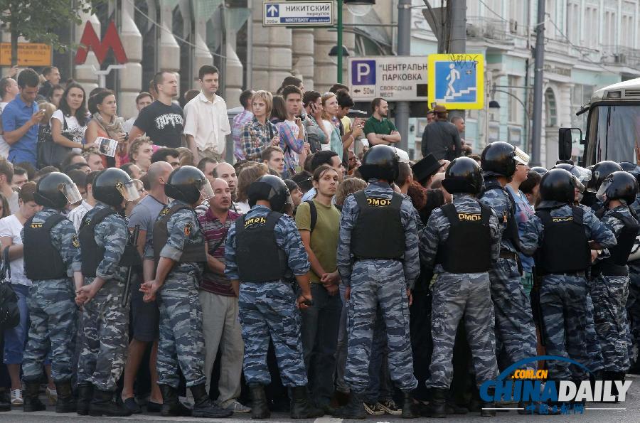 俄反對黨領袖暫時獲釋 心情輕松吃煎餅（高清圖）