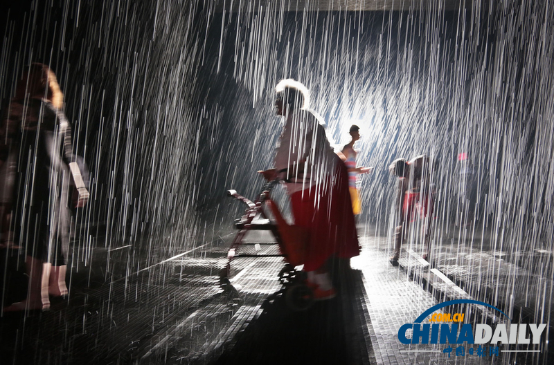 “雨”中玩樂卻不濕身 美國人高溫中體驗神奇“雨屋”
