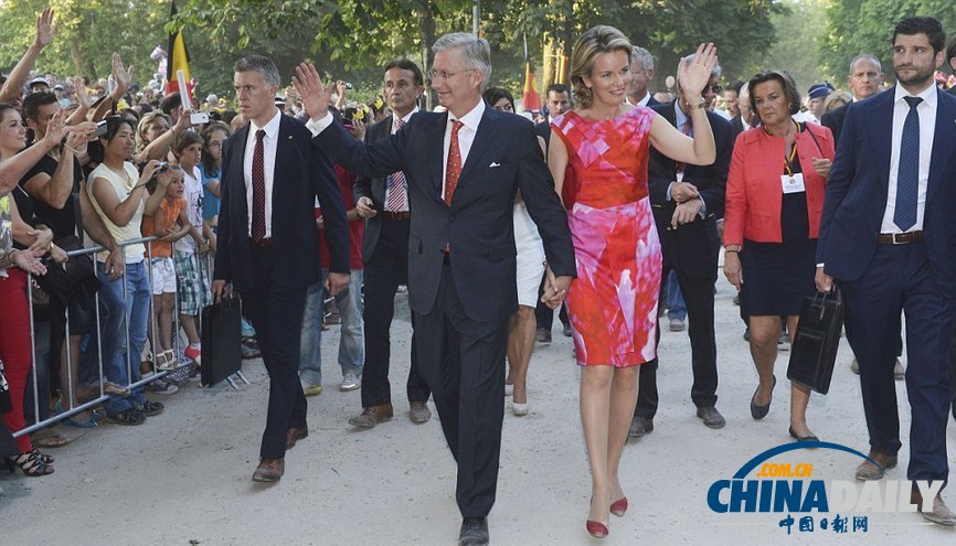 比利時新國王攜家人亮相王宮陽臺（高清組圖）