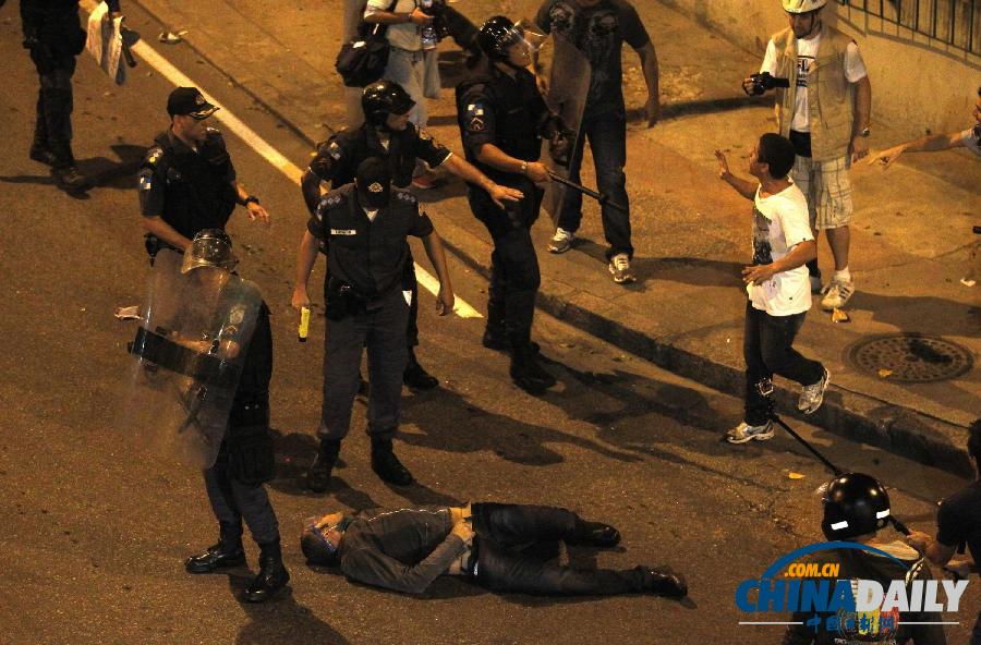 組圖:巴西民眾抗議羅馬教皇來訪 警方動用催淚彈發生沖突
