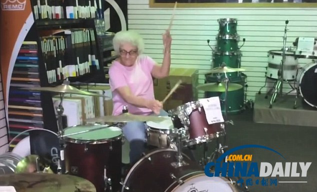 高齡“奶奶鼓手”震撼獨(dú)奏 搖滾范兒征服網(wǎng)友