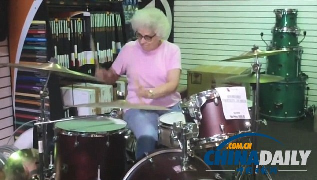 高齡“奶奶鼓手”震撼獨奏 搖滾范兒征服網(wǎng)友