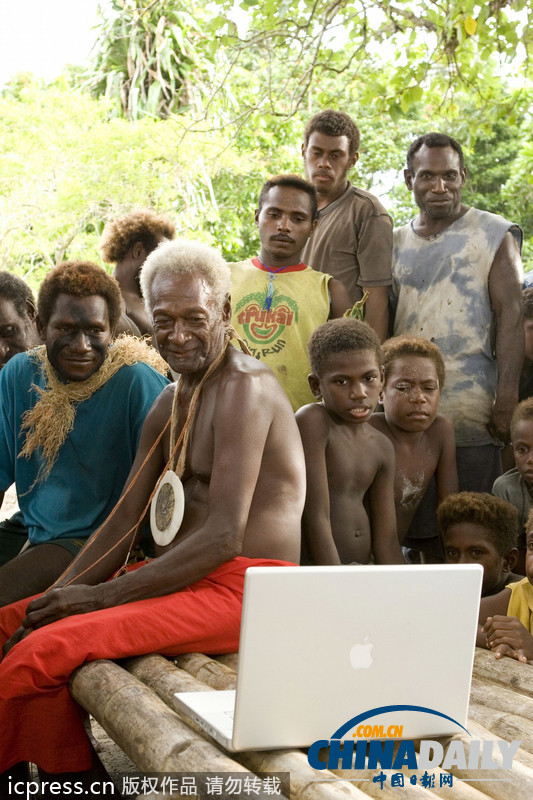 盤點土著人現(xiàn)代化進程 玩單反相機用蘋果電腦