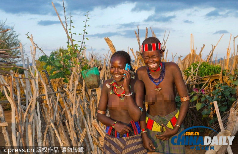 盤點土著人現代化進程 玩單反相機用蘋果電腦