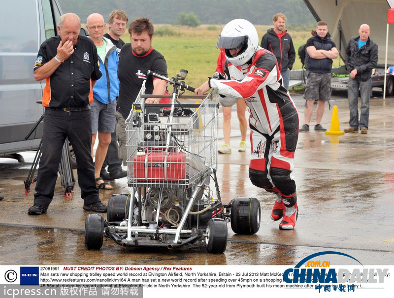 圖：英國(guó)牛人給超市購(gòu)物車(chē)裝噴氣引擎 時(shí)速超70公里