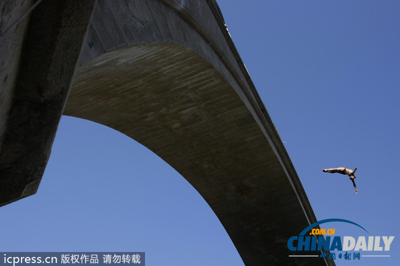 波斯尼亞舉辦年度傳統(tǒng)高臺(tái)跳水比賽 玩的就是心跳