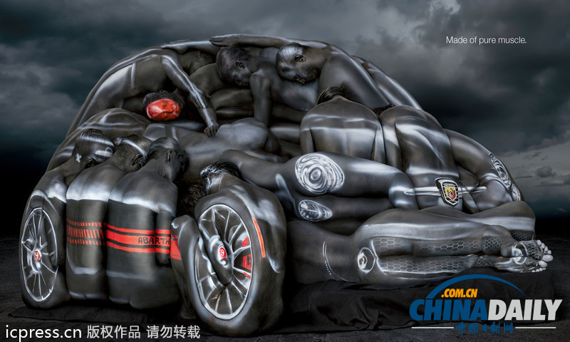 美藝術家創作逼真彩繪 美女模特組成“人肉”小轎車