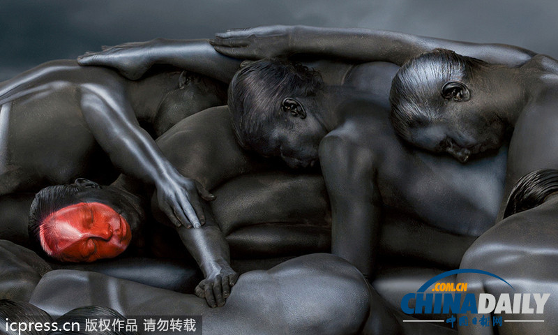 美藝術家創(chuàng)作逼真彩繪 美女模特組成“人肉”小轎車