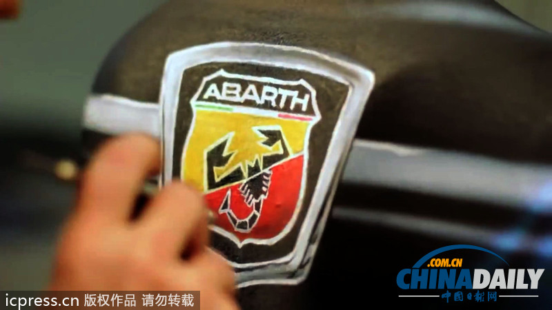 美藝術家創(chuàng)作逼真彩繪 美女模特組成“人肉”小轎車