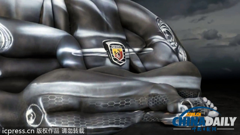 美藝術(shù)家創(chuàng)作逼真彩繪 美女模特組成“人肉”小轎車