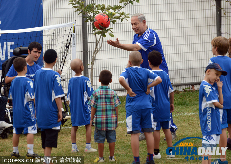 組圖：內塔尼亞胡和癌癥兒童一起踢球 帶球動作嫻熟