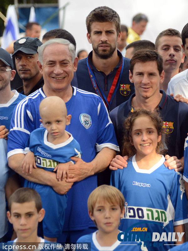 組圖：內塔尼亞胡和癌癥兒童一起踢球 帶球動作嫻熟