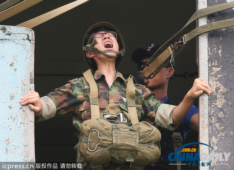 韓國青年參加陸軍特訓(xùn) 11米高臺(tái)跳下表情尷尬（圖）