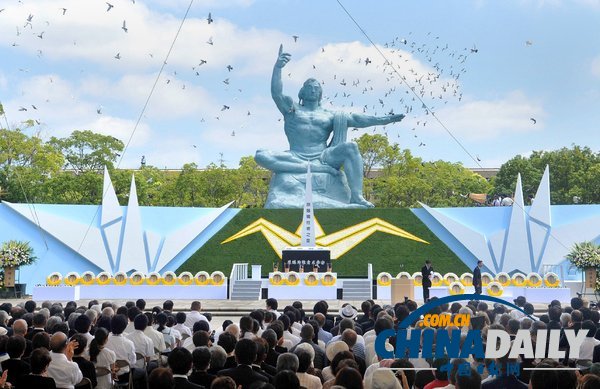 日本長(zhǎng)崎紀(jì)念遭原子彈轟炸68周年 安倍出席（圖）