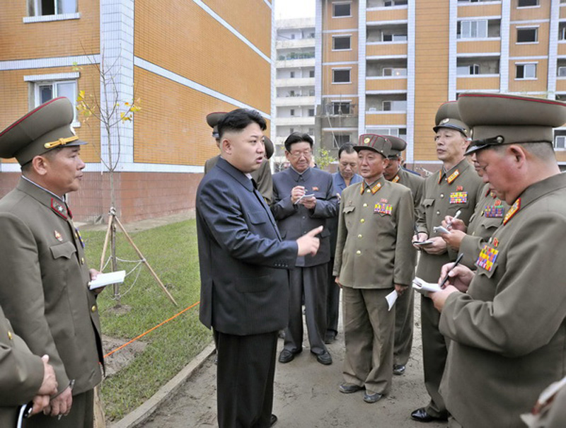 金正恩視察在建住宅事無(wú)巨細(xì) 親自體驗(yàn)床具