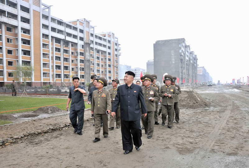 金正恩視察在建住宅事無(wú)巨細(xì) 親自體驗(yàn)床具