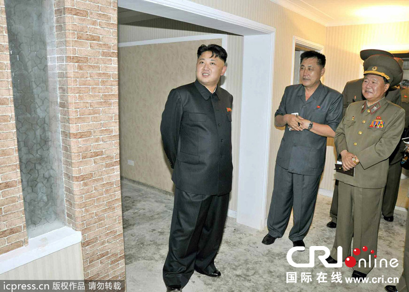 金正恩視察在建住宅事無巨細(xì) 親自體驗床具