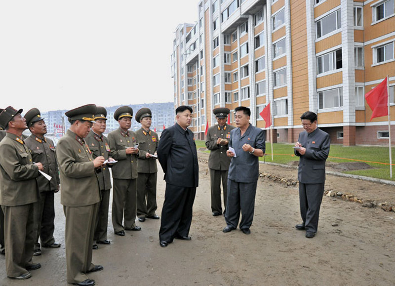 金正恩視察在建住宅事無巨細(xì) 親自體驗(yàn)床具
