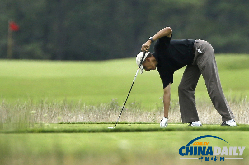 美國總統奧巴馬度假頂毛毛雨打高爾夫自得其樂