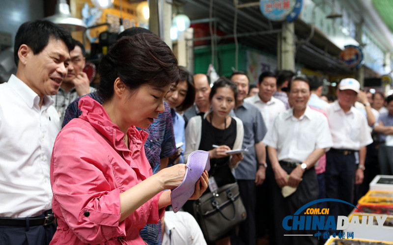韓總統(tǒng)樸槿惠走訪水產(chǎn)品市場了解民生（高清組圖）