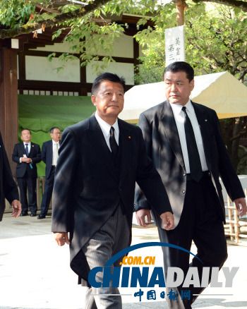 日本兩閣僚參拜靖國神社 安倍獻(xiàn)“玉串料”