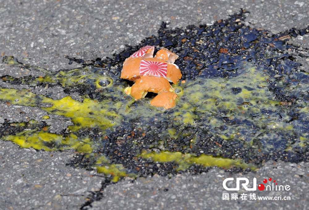 韓國男子向日本使館扔雞蛋 遭警方逮捕