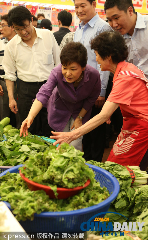 樸槿惠走進(jìn)菜場(chǎng)詢(xún)問(wèn)最新菜價(jià) 關(guān)心民眾生活（組圖）
