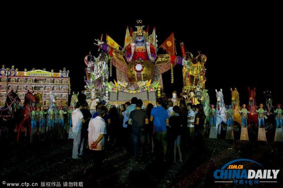 馬來(lái)西亞華裔迎“鬼節(jié)” 民眾“驚悚”狂歡（高清組圖）