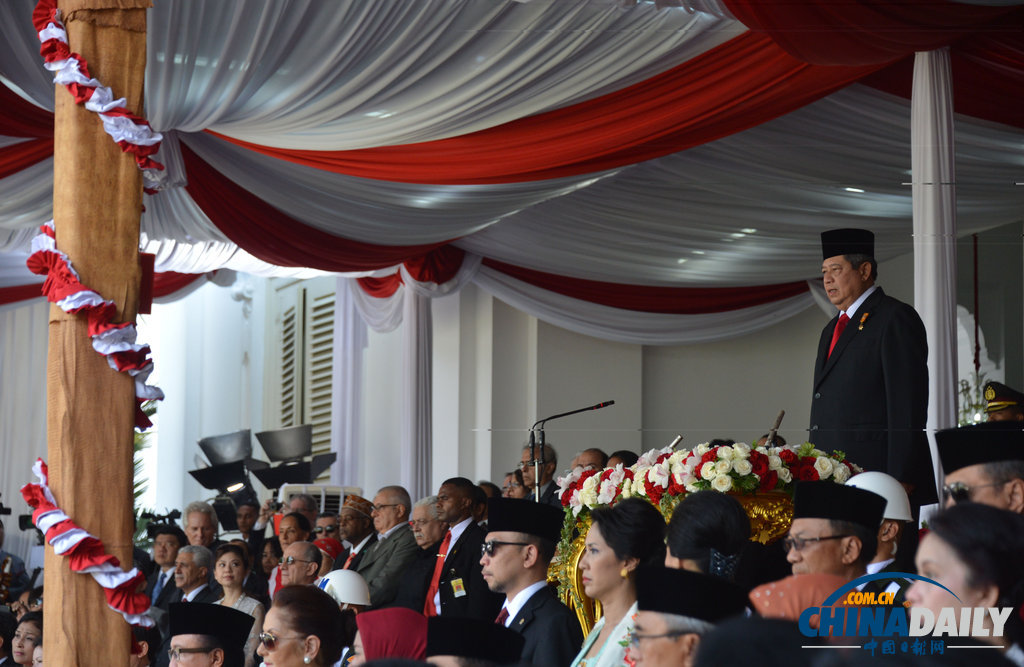 印尼總統出席獨立日閱兵式自帶迷你電風扇 曾有女兵疑似熱暈（高清組圖）