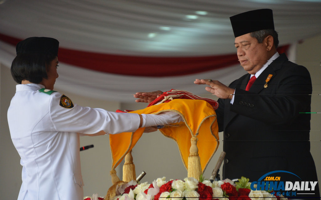 印尼總統出席獨立日閱兵式自帶迷你電風扇 曾有女兵疑似熱暈（高清組圖）