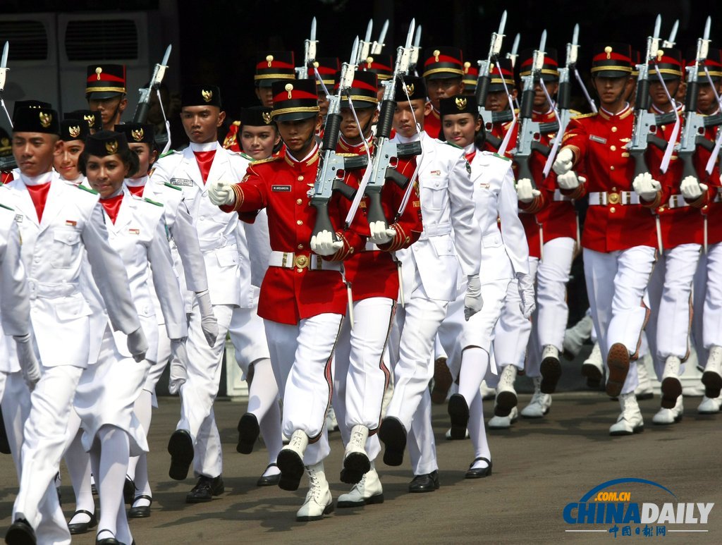 印尼總統(tǒng)出席獨(dú)立日閱兵式自帶迷你電風(fēng)扇 曾有女兵疑似熱暈（高清組圖）