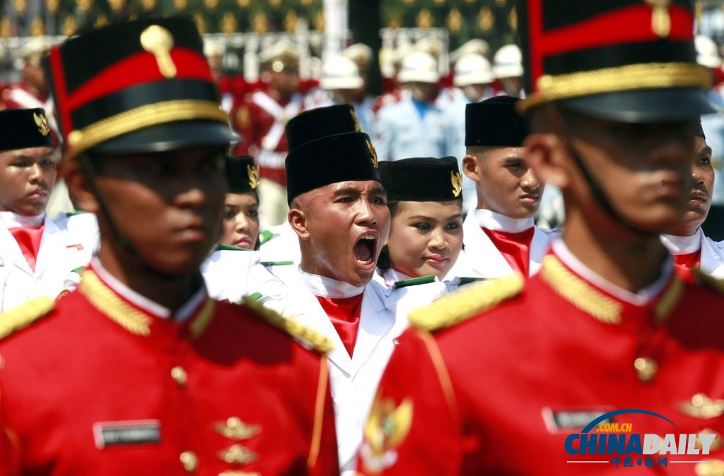 印尼總統出席獨立日閱兵式自帶迷你電風扇 曾有女兵疑似熱暈（高清組圖）