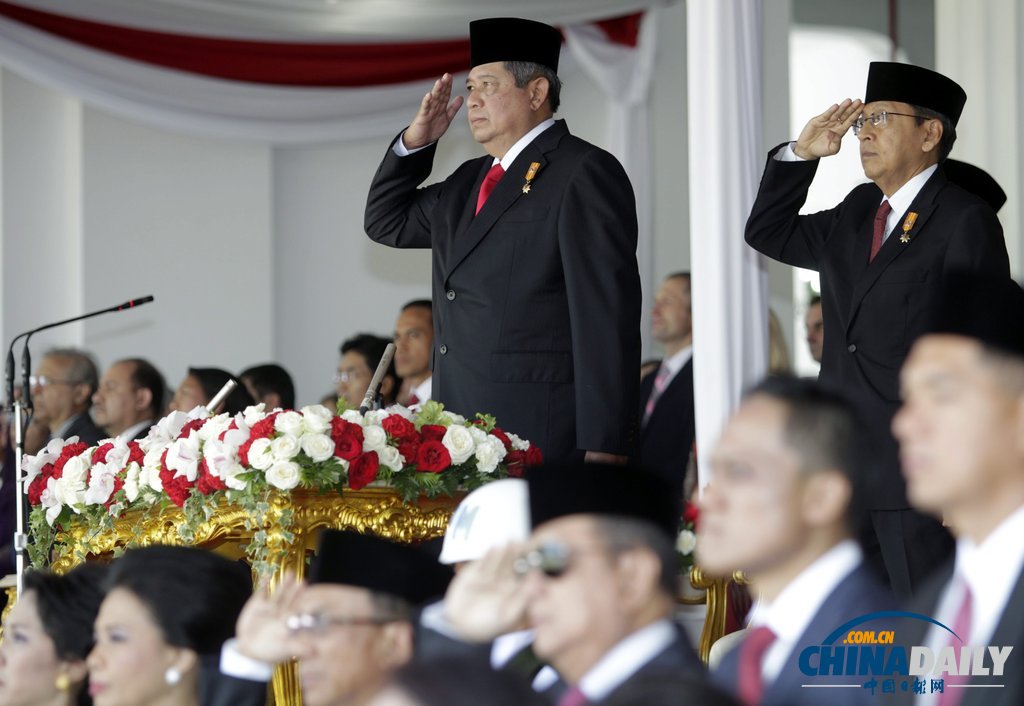 印尼總統出席獨立日閱兵式自帶迷你電風扇 曾有女兵疑似熱暈（高清組圖）