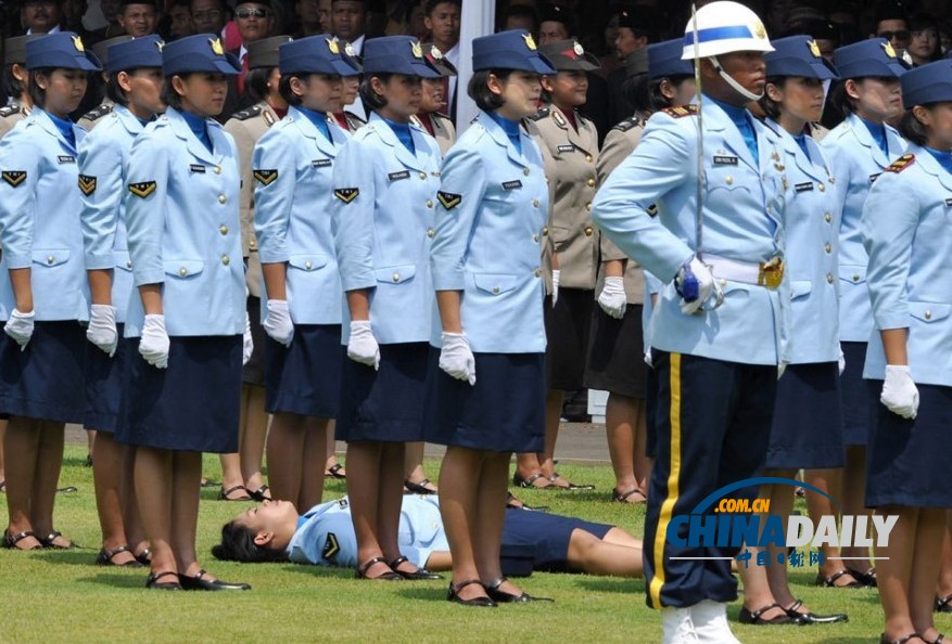 印尼總統出席獨立日閱兵式自帶迷你電風扇 曾有女兵疑似熱暈（高清組圖）