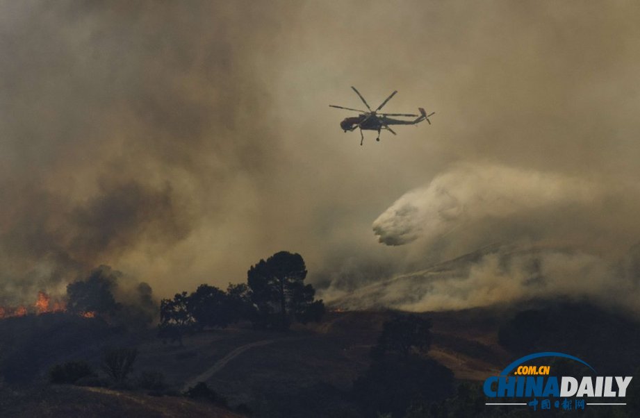 美國洛杉磯一汽車起火引發(fā)森林火災(zāi) 濃煙滾滾（圖）