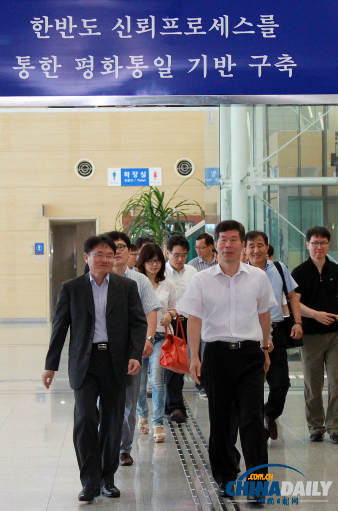 韓國派遣設(shè)備檢驗小組重返開城工業(yè)園區(qū) 為重開做準備（組圖）