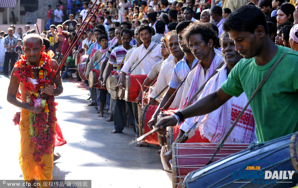 印度慶祝傳統節日 另類舞蹈上演“血色激情”