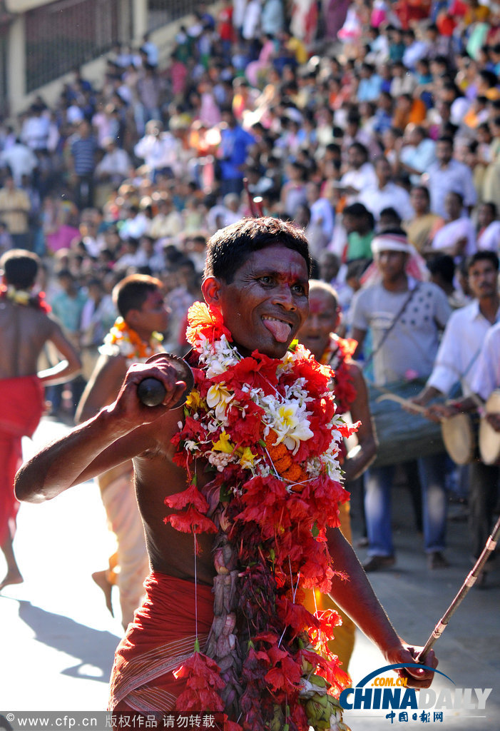 印度慶祝傳統節日 另類舞蹈上演“血色激情”