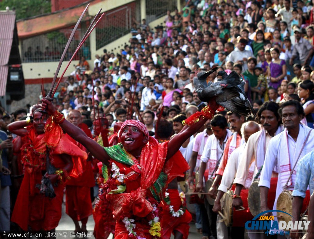 印度慶祝傳統節日 另類舞蹈上演“血色激情”