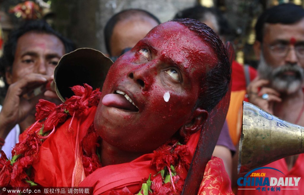 印度慶祝傳統節日 另類舞蹈上演“血色激情”
