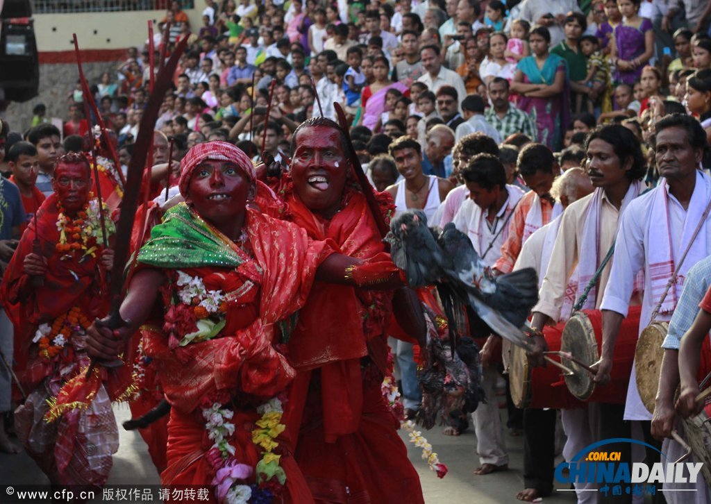 印度慶祝傳統節日 另類舞蹈上演“血色激情”