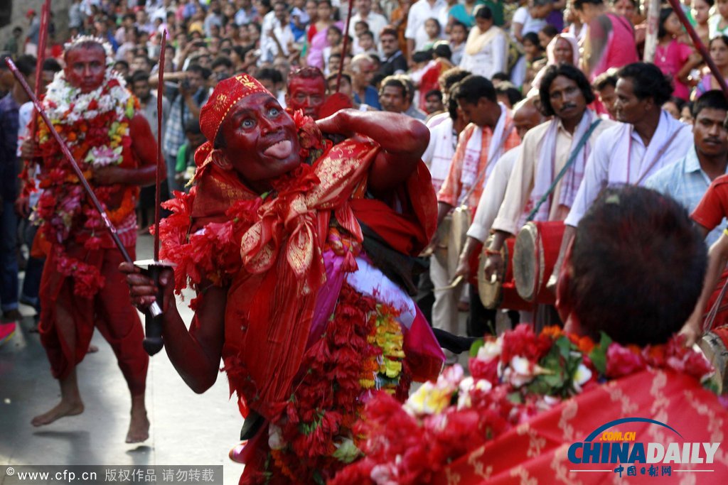 印度慶祝傳統節日 另類舞蹈上演“血色激情”